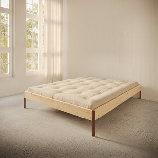 Postel CORE 160 x 200, rám 100 Raw Pine / 408 Terra Red v ložnici