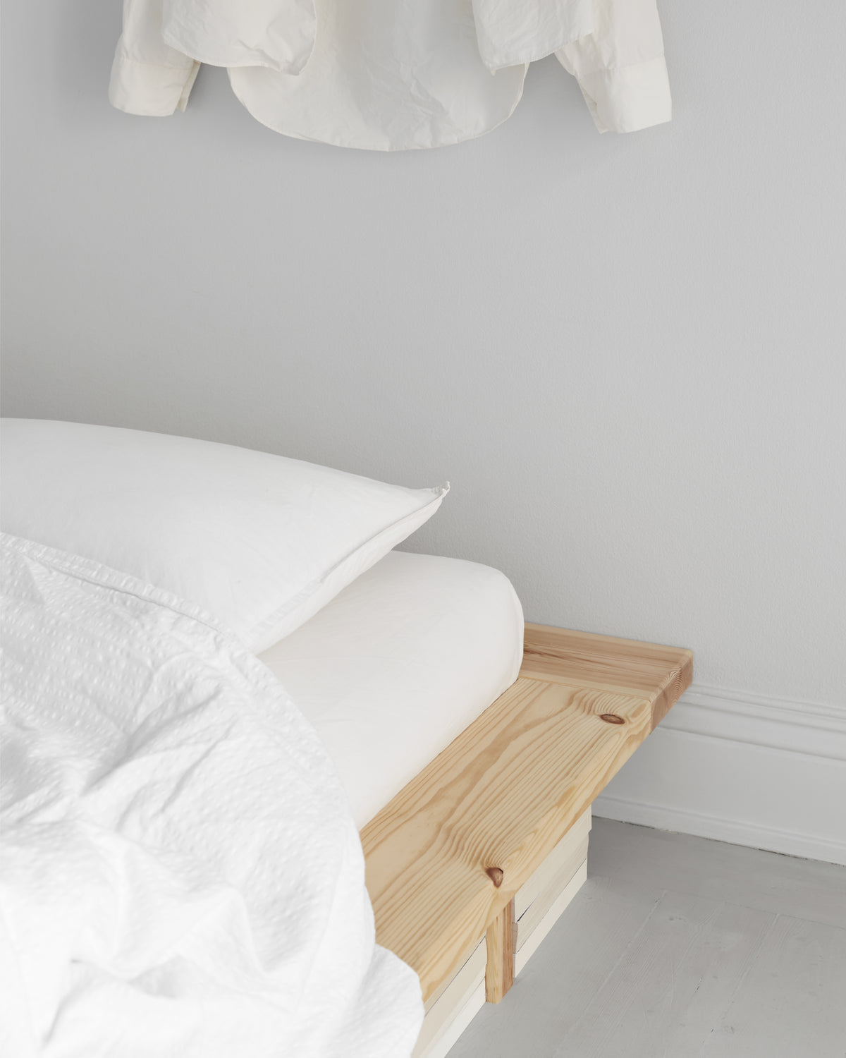 Ložnicová sestava JAPAN – postel, futon a noční stolky