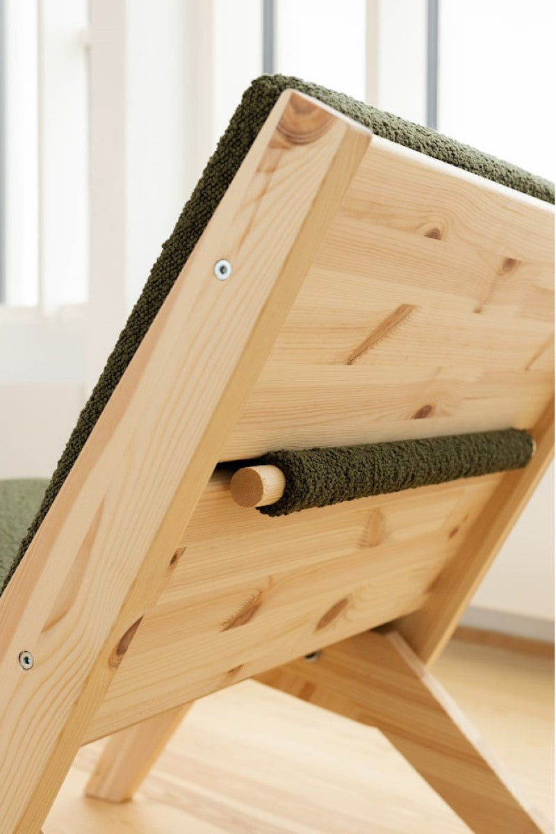 Detail zadní konstrukce lounge křesla SWAY z masivní borovice