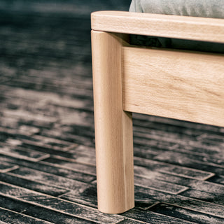 Postel Drop Hard – detail bukové nohy