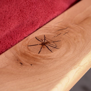 Postel Loft – detail suků v bukovém dřevě