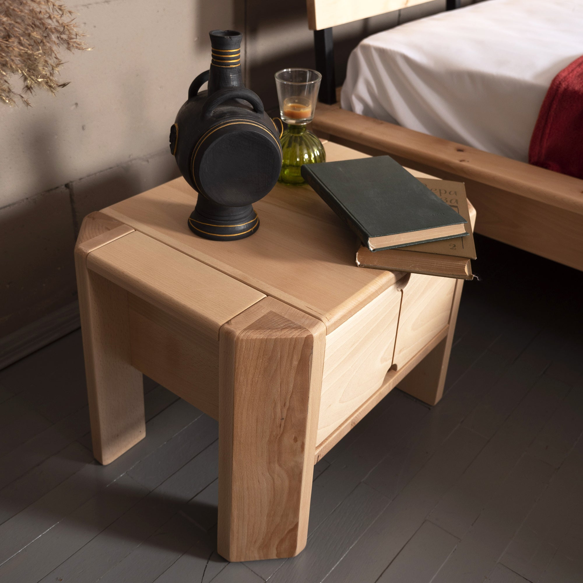 Noční stolek Loft se zásuvkou – interiérová fotografie