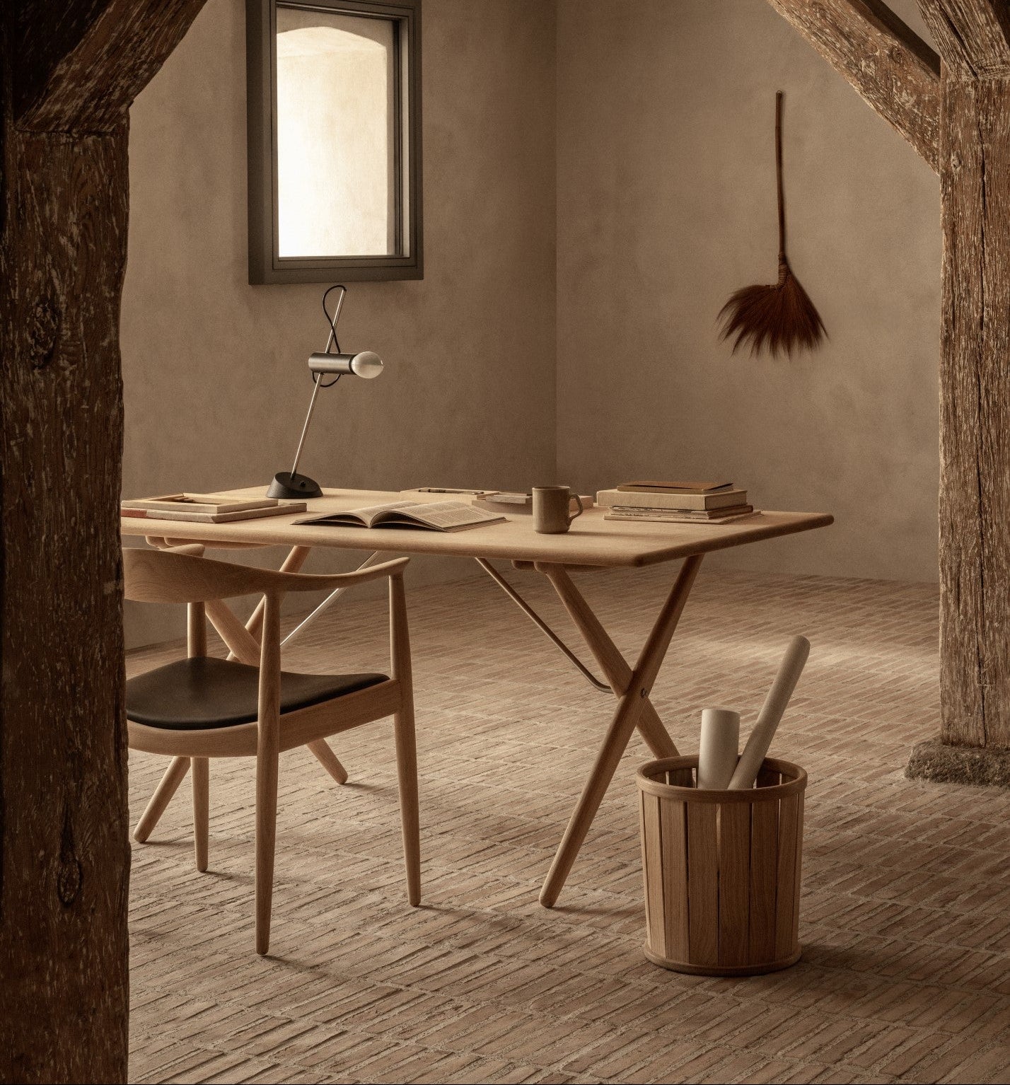 Stůl Cross Legged (pp85)